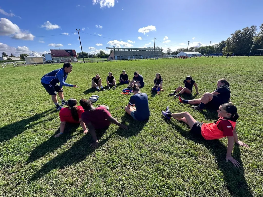 Cadettes du Stade Foyen et Roger Cano, l'entraineur