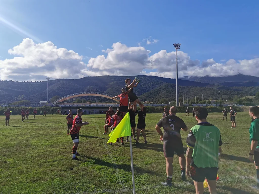 Imanol réceptionnant une touche au rugby